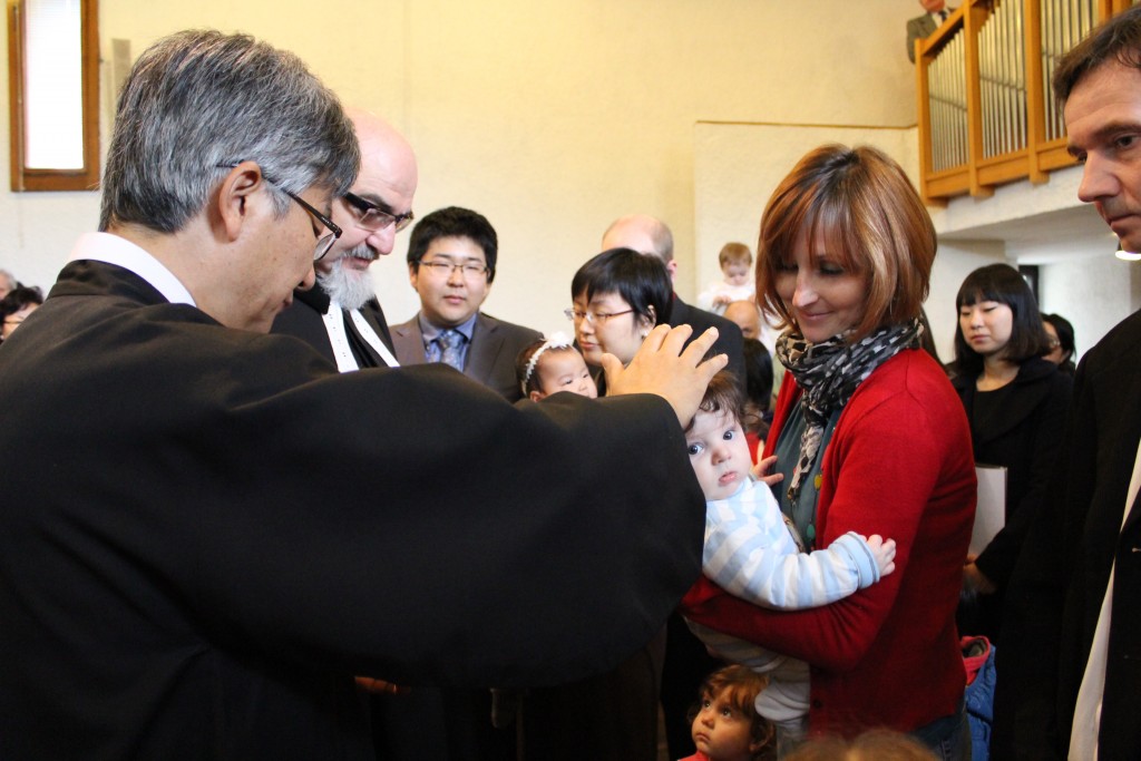예자벡 어린이에게 축도하는 이종실 목사